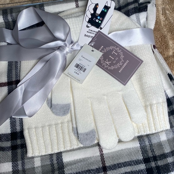 Francesca’s Scarf Beanie & Glove Gift Set Screen Compatible Christmas Gift - Picture 4 of 12